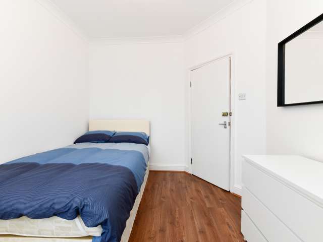 Renovated room in 7-bedroom houseshare in Newham, London