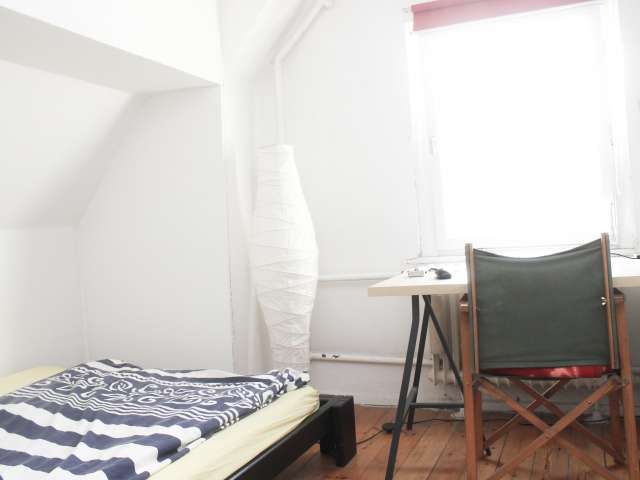 Zimmer zu vermieten in einer Wohnung mit 6 Schlafzimmern