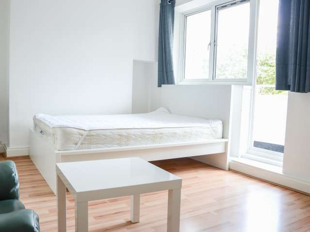 4-bedroom flat to rent in Canary Wharf, London