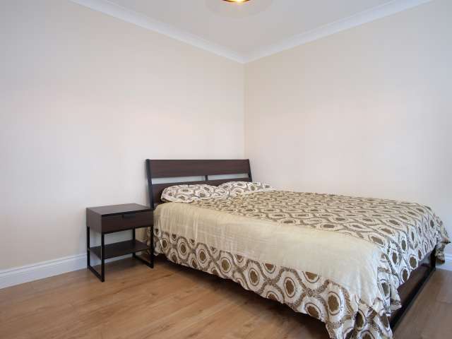 Huge room in great 5-bedroom flat in Edmonton, London