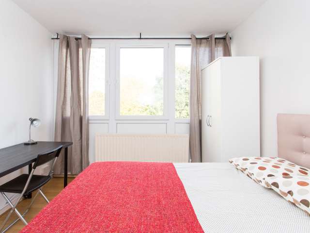 Room to rent in 5-bedroom apartment, Roehampton, London