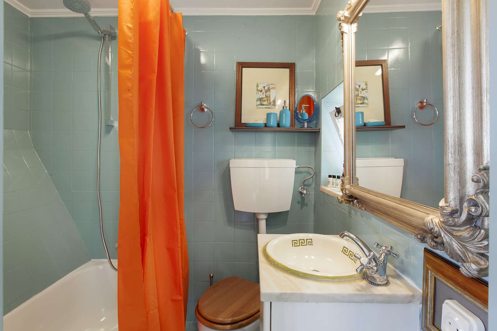 Large and Sunny Room For Rent In Amadora