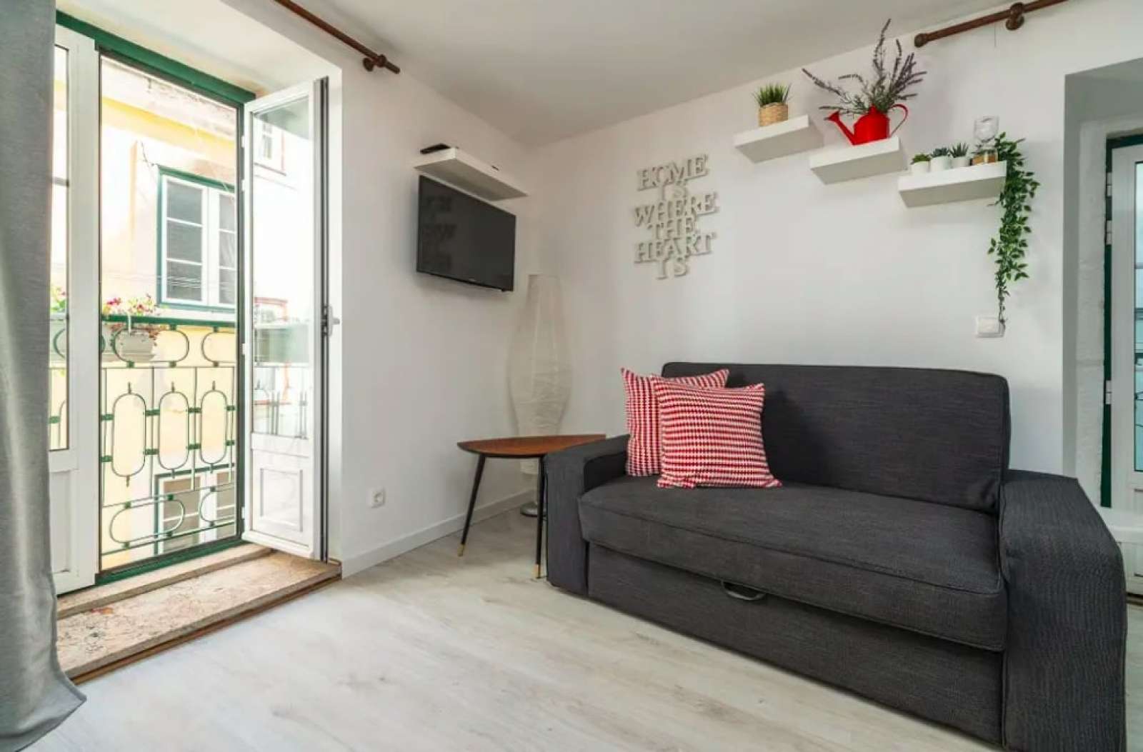 Cute 1-bedroom apartment for rent in Castelo