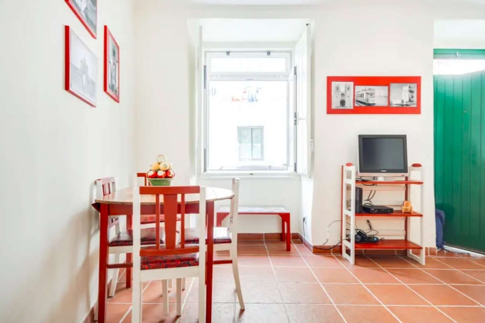 Colorful 2-bedroom apartment for rent near Teatro Taborda in Mouraria