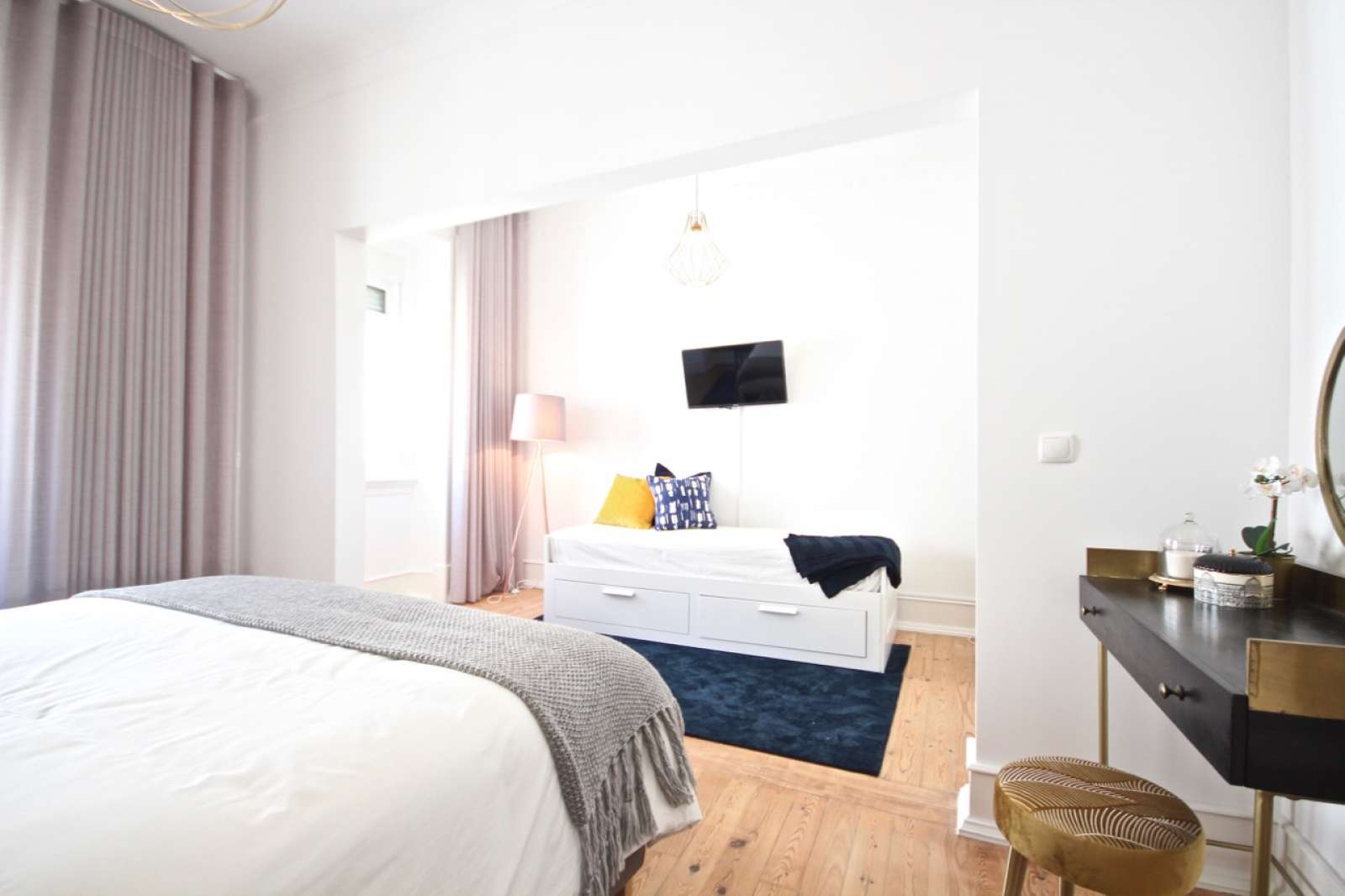 First-class 2-bedroom apartment for rent near Passevite Art Gallery in Arroios