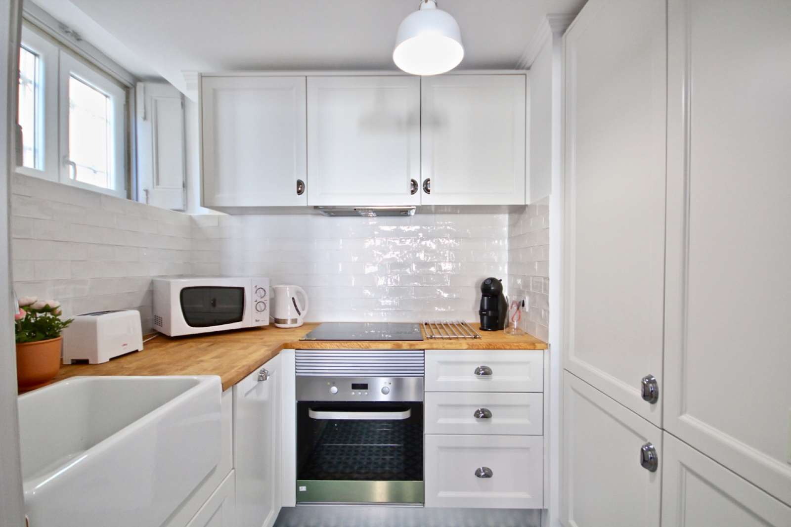 Excellent 2-bedroom apartment for rent near Hangar Art Gallery in Graça