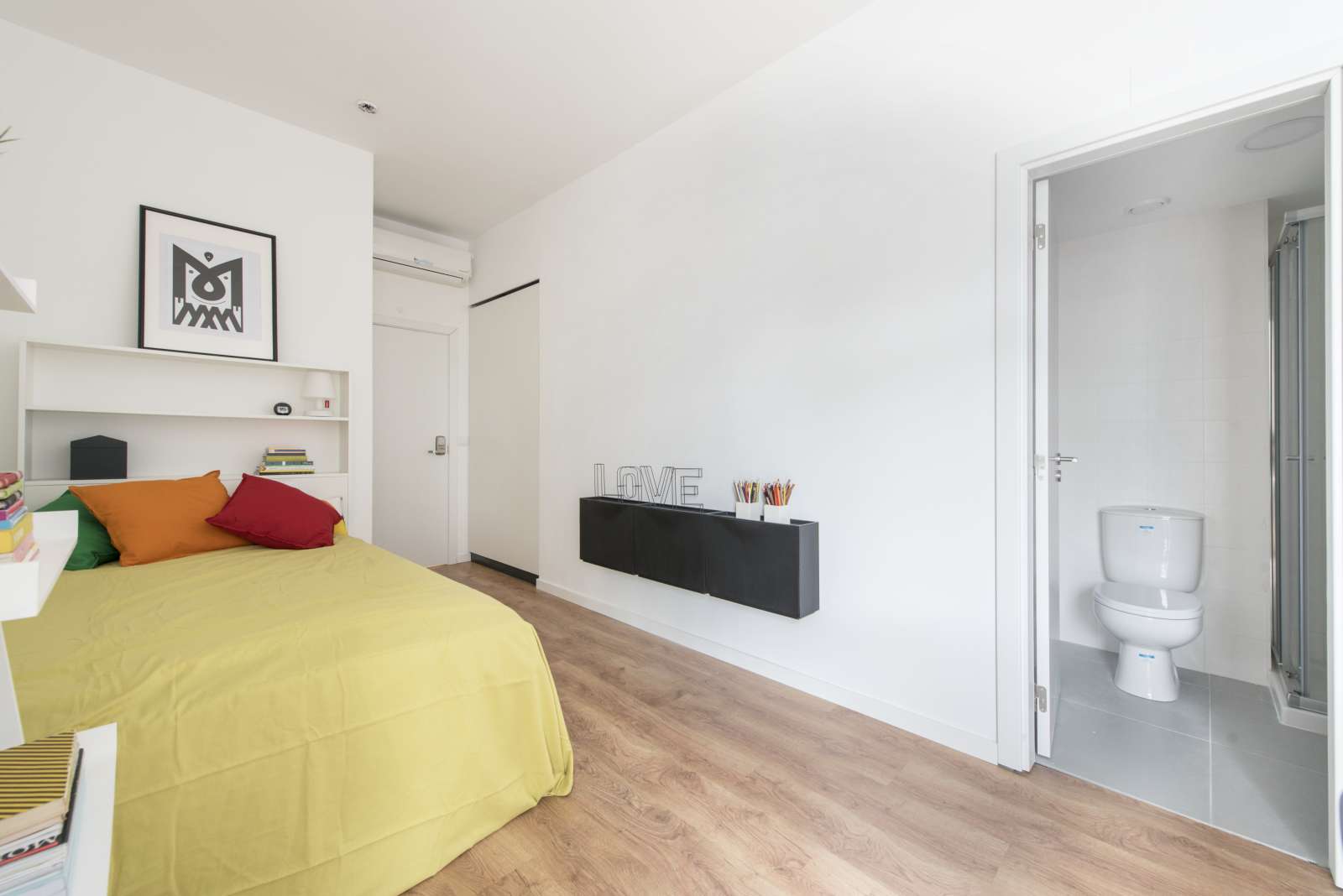 Double bed in Rooms for rent in 3-bedroom apartment near Museum of Lisbon at Pimenta Palace in Alvalade