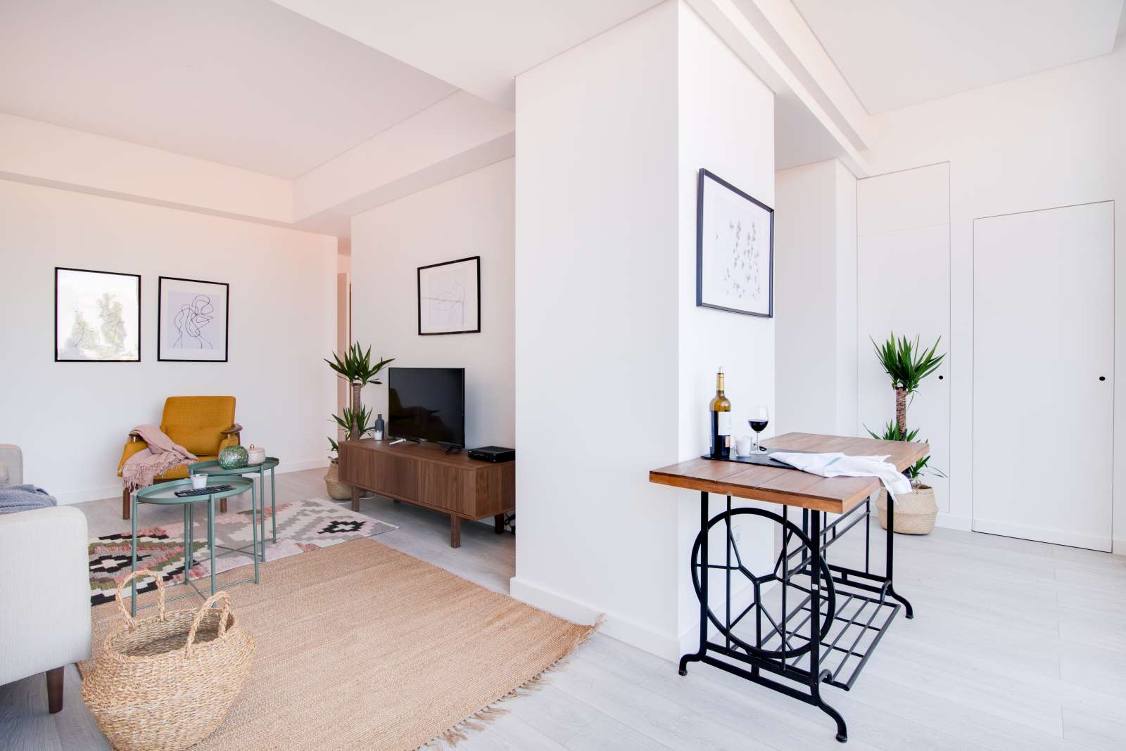 Stylish 3-bedroom apartment for rent near Monte Agudo lookout point in Penha de França