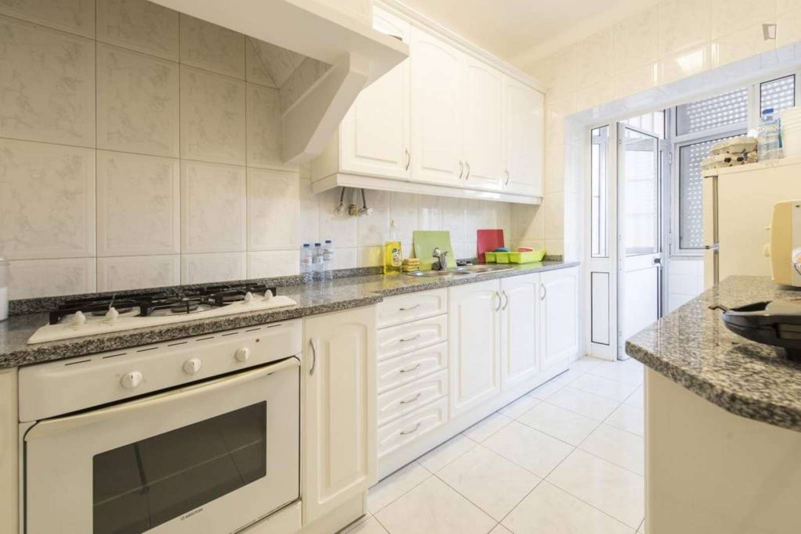 Double bed in Rooms for rent in a spacious 4-bedroom apartment in Alvalade