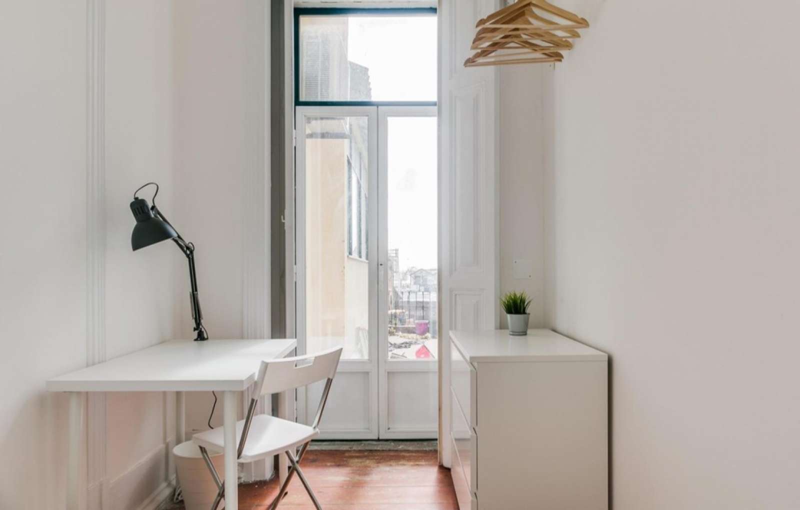 Large suny bedroom in Central Lisbon (1Km IST)