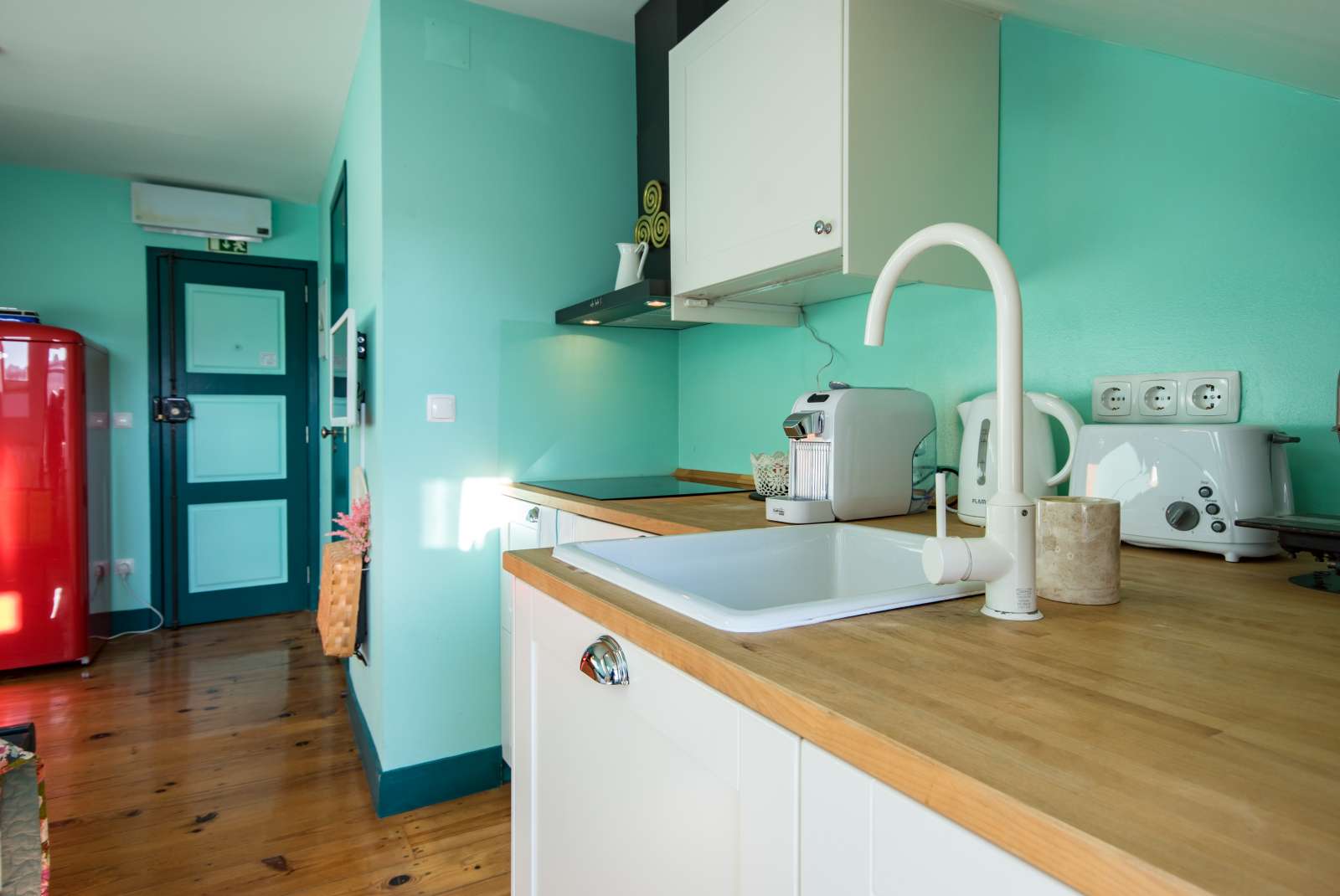 Impressive studio apartment for rent close to Figueira Square in Arroios