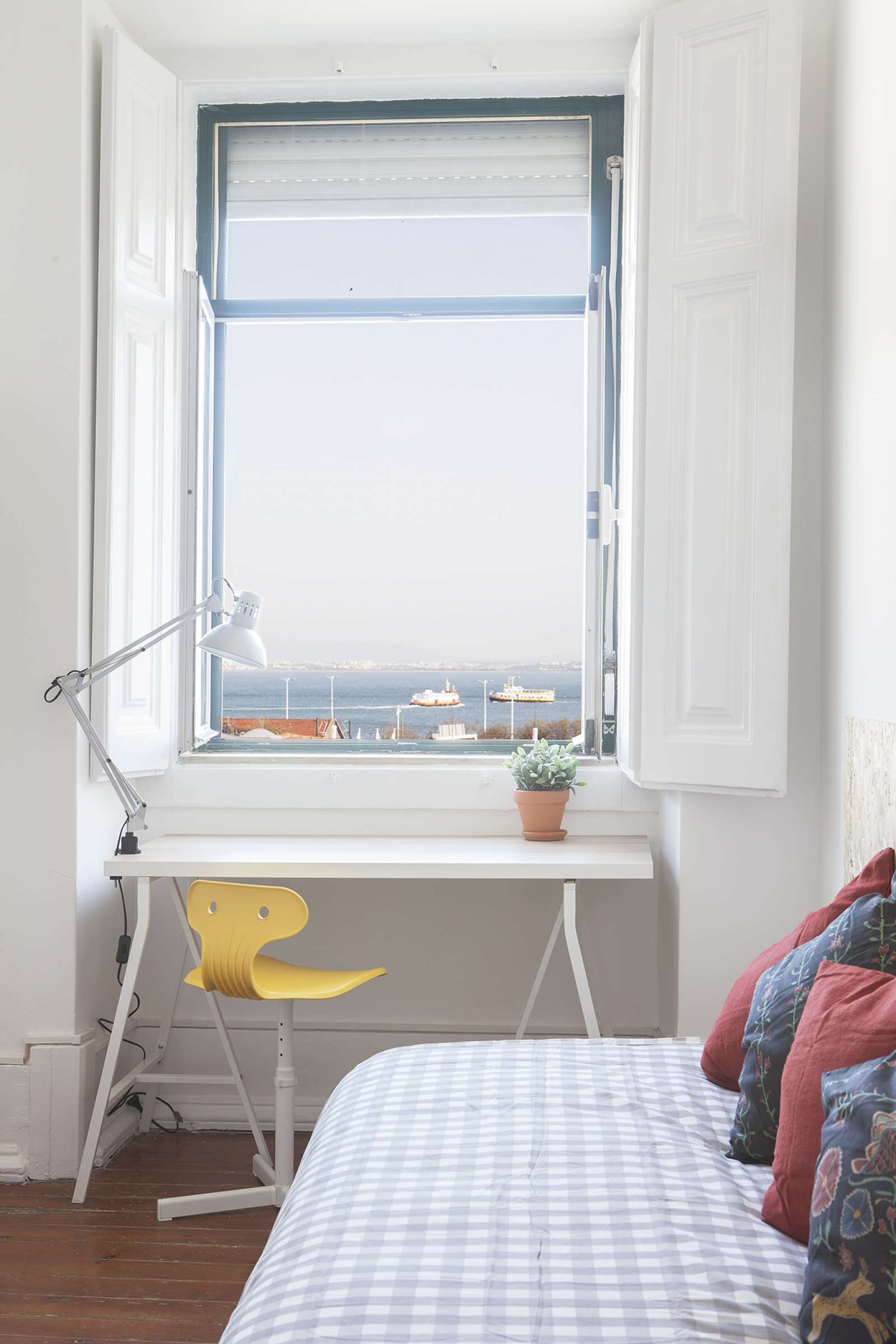 Double bed in Nice rooms for rent in 7-bedroom apartment near Nuno Álvares Garden