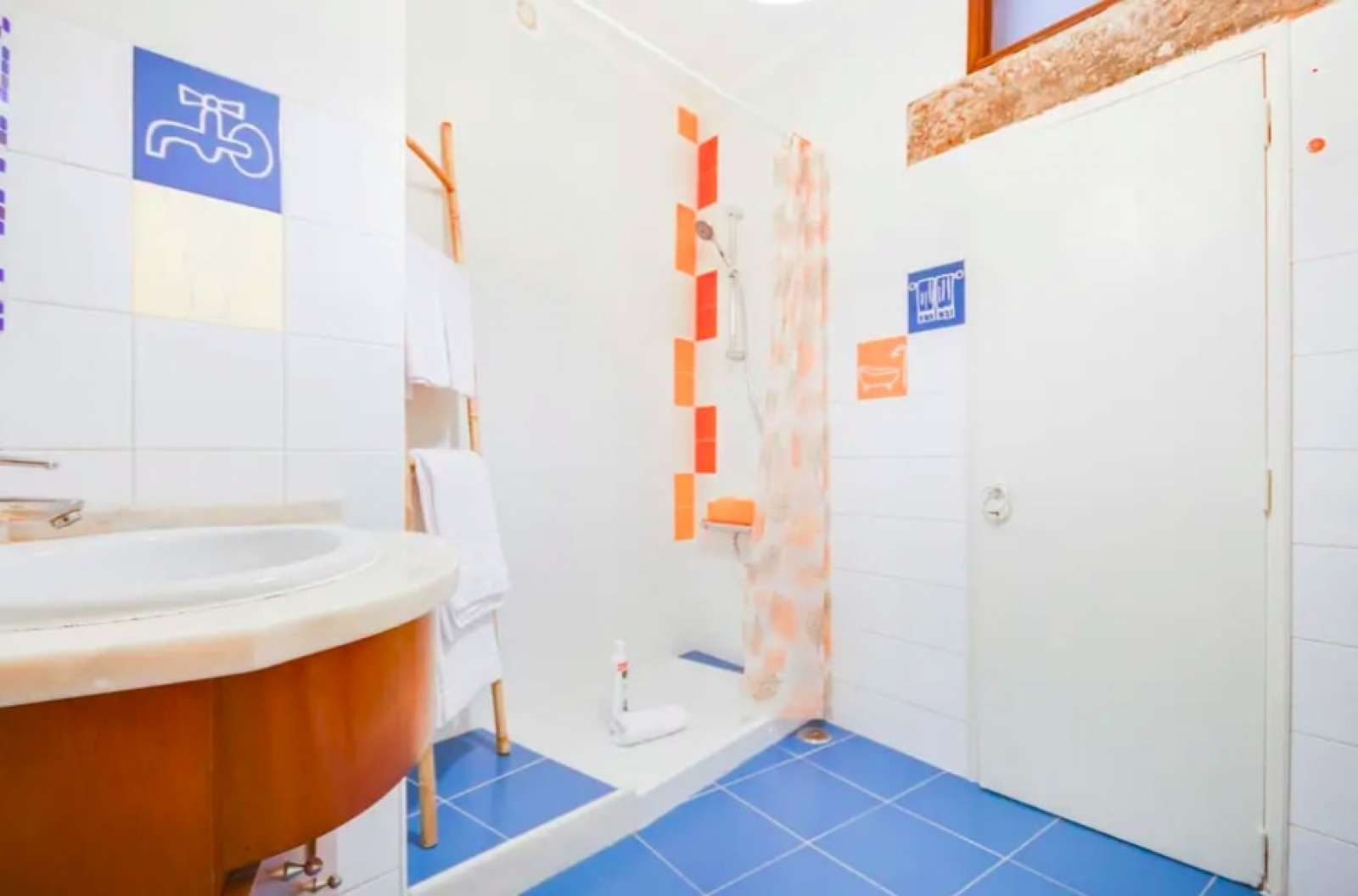 Colorful 2-bedroom apartment for rent near Teatro Taborda in Mouraria