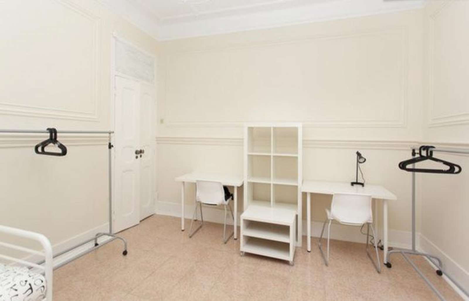 Single Bed in Modern rooms for rent in 6-bedroom apartment in Avenidas Novas