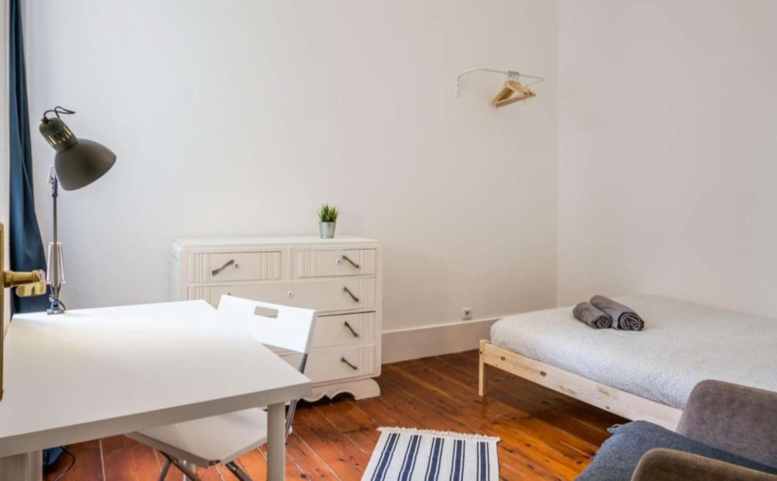 Double bed in Rooms for rent in 8-bedroom apartment near universities in Misericórdia