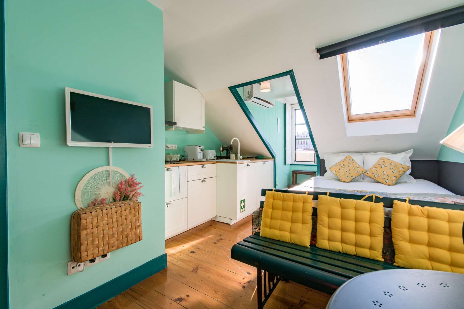 Impressive studio apartment for rent close to Figueira Square in Arroios