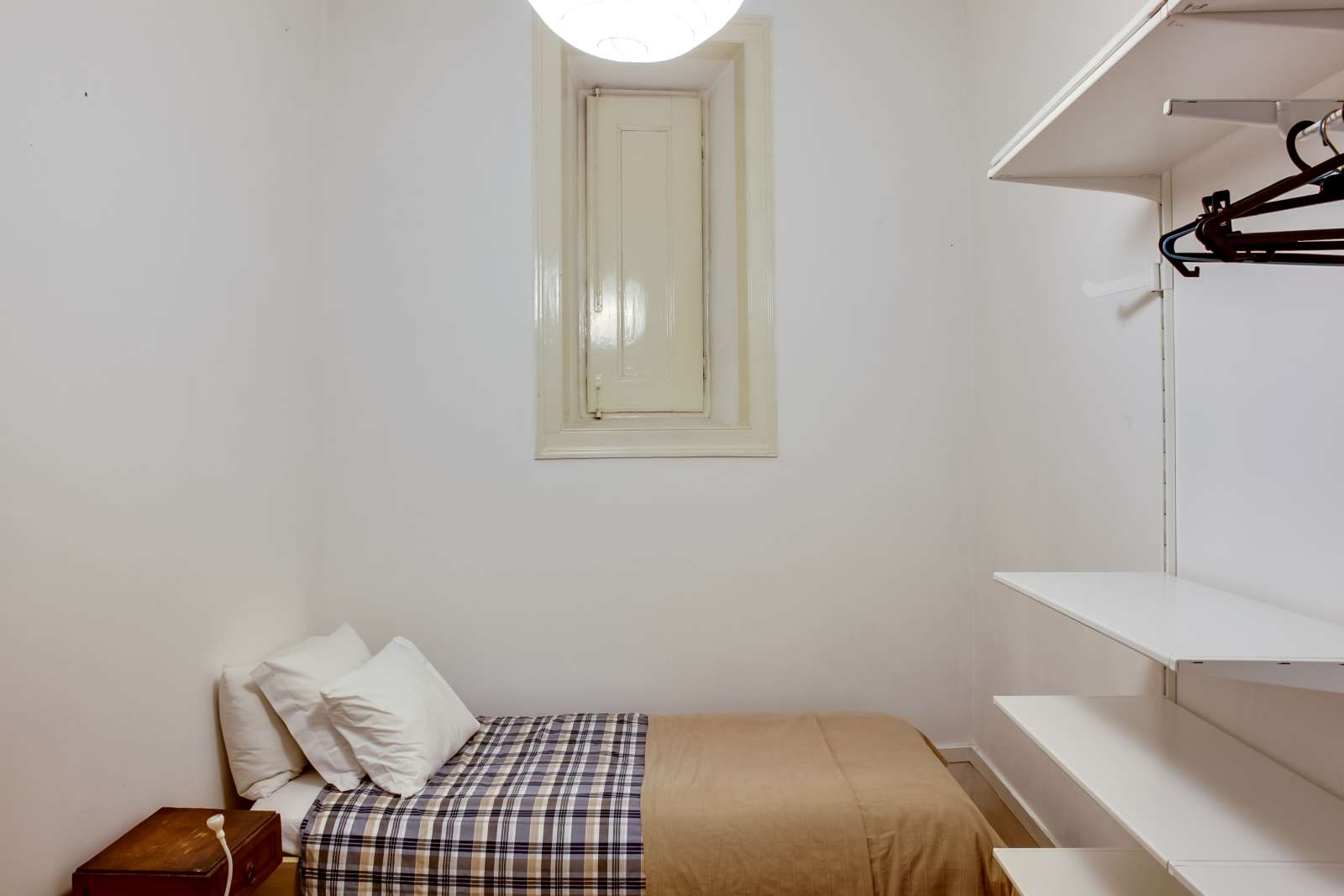 Single Bed in Rooms for rent in 6-bedroom apartment in Estrela