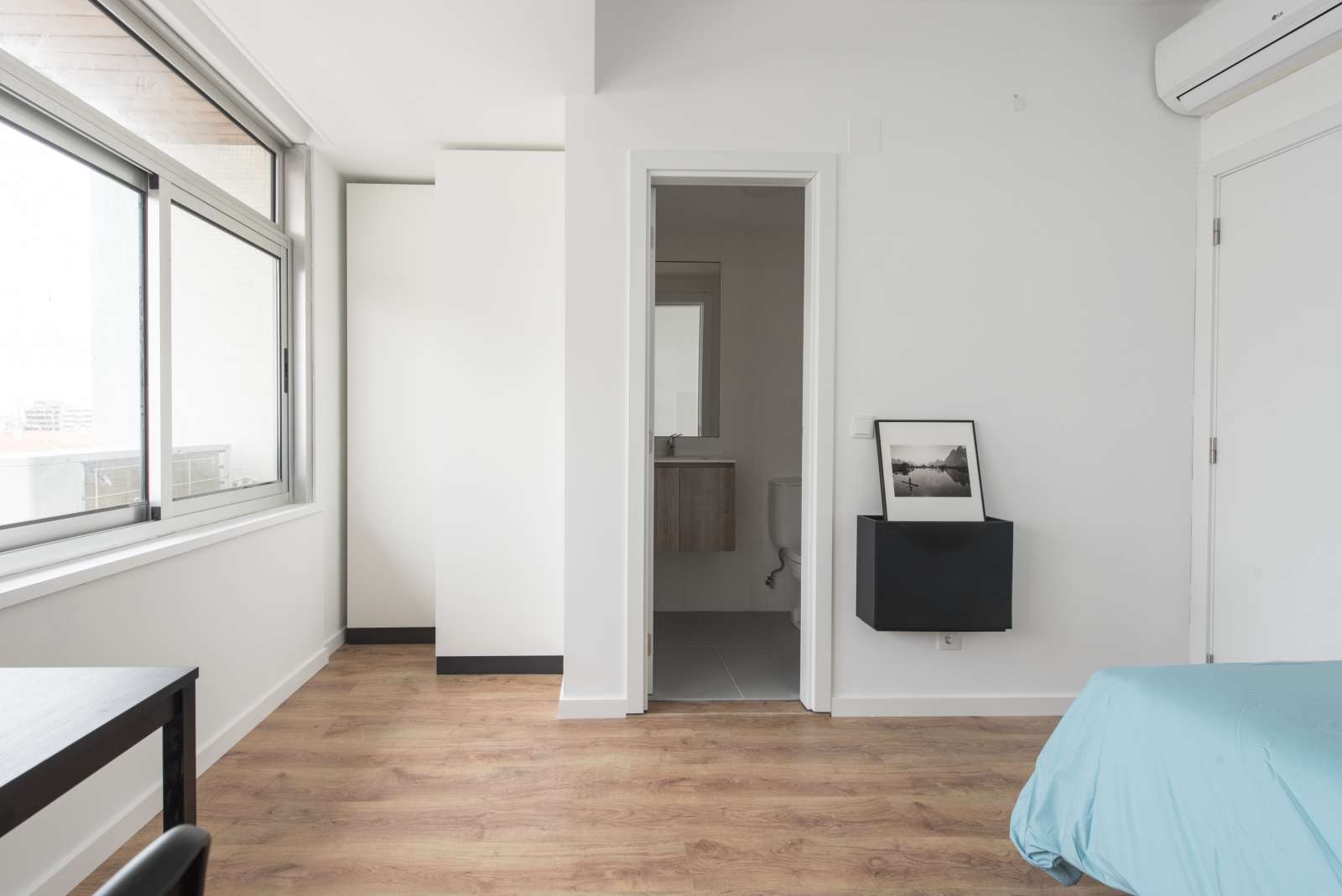 Double bed in Rooms for rent in 4-bedroom apartment near Auditorium Santa Joana Princesa in Alvalade