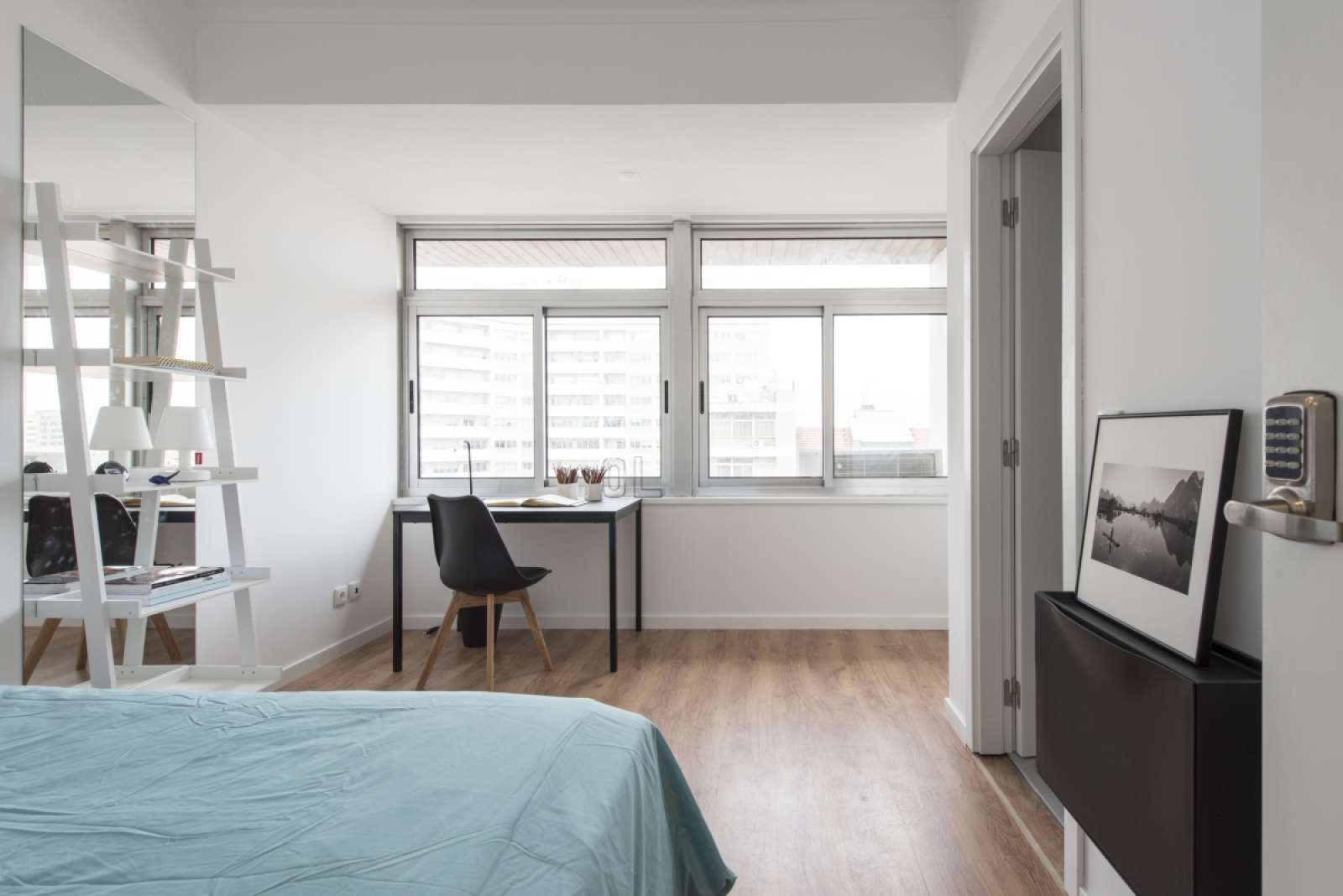 Double bed in Rooms for rent in 4-bedroom apartment near Auditorium Santa Joana Princesa in Alvalade