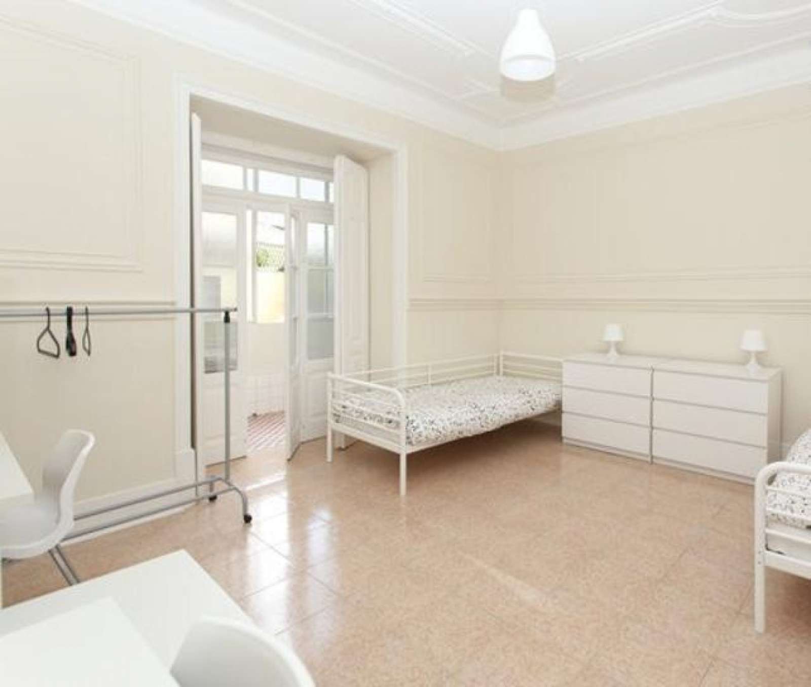 Single Bed in Modern rooms for rent in 6-bedroom apartment in Avenidas Novas