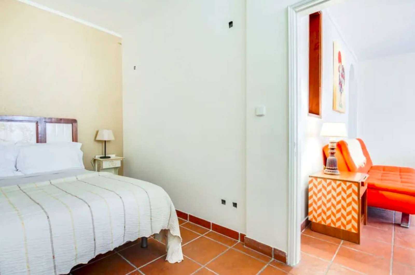 Colorful 2-bedroom apartment for rent near Teatro Taborda in Mouraria