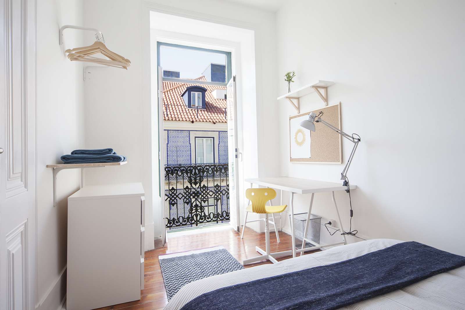 Double bed in Nice rooms for rent in 7-bedroom apartment near Nuno Álvares Garden