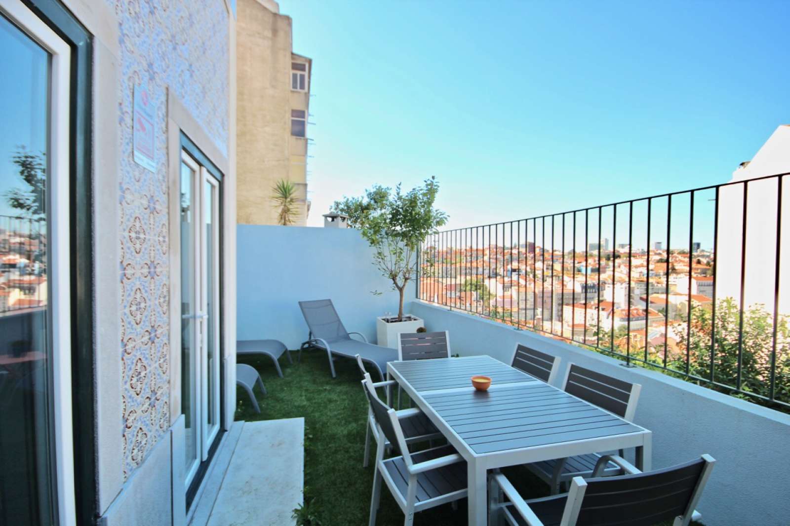 Excellent 2-bedroom apartment for rent near Hangar Art Gallery in Graça