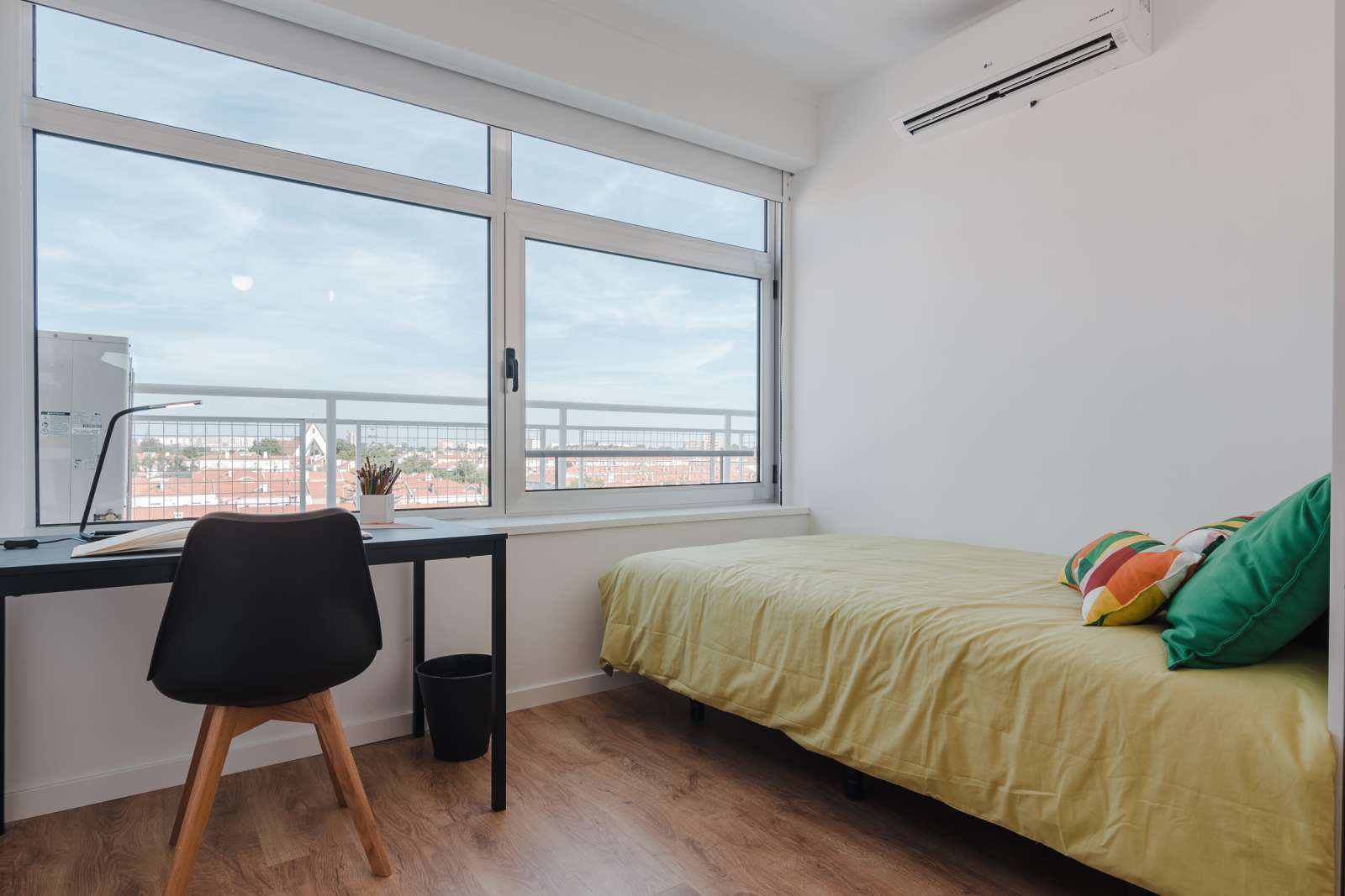 Double bed in Rooms for rent in student residence near ISCTE Lisbon University Institute in Alvalade