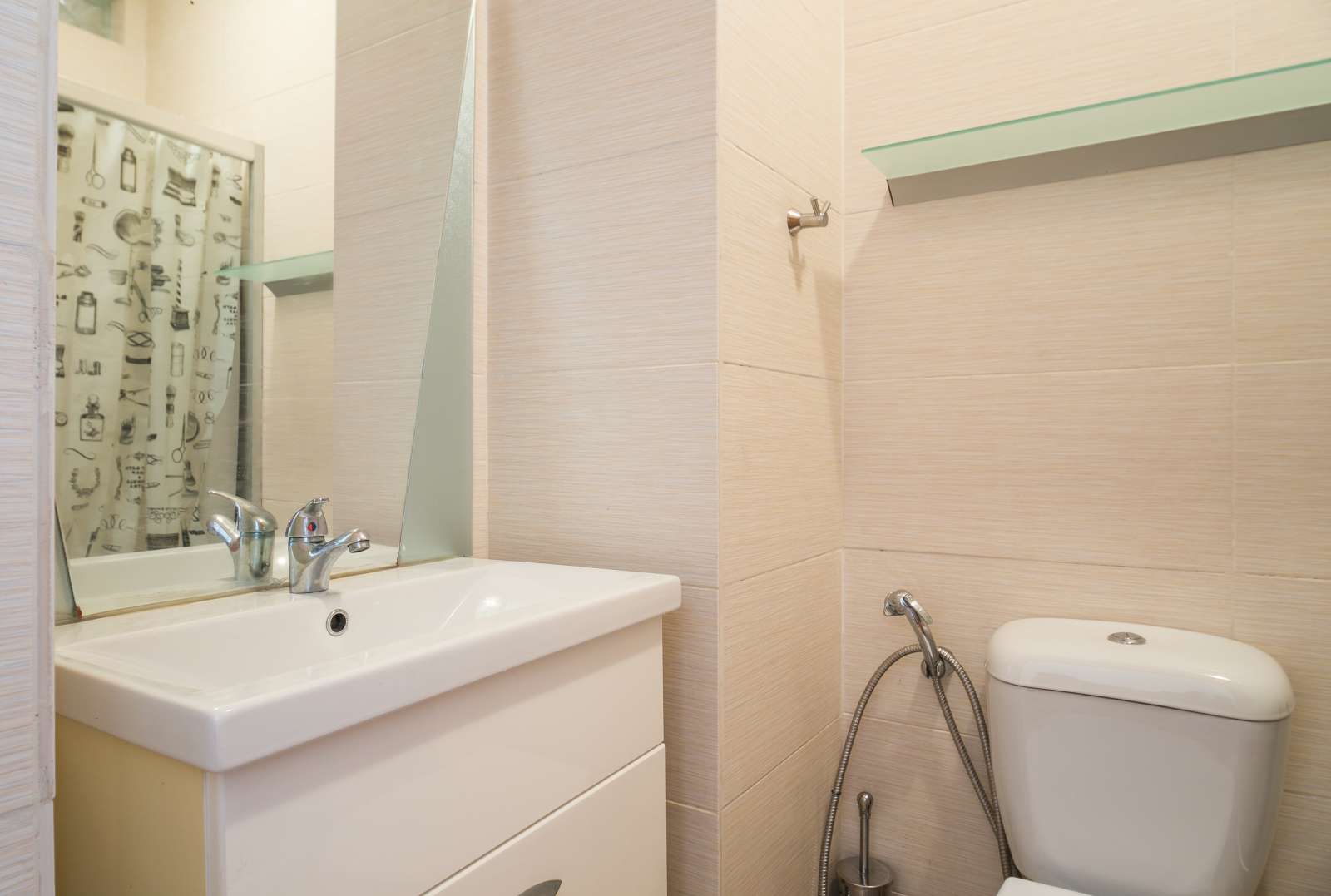 Double Bed in Rooms for rent in 6-bedroom apartment in Penha de França