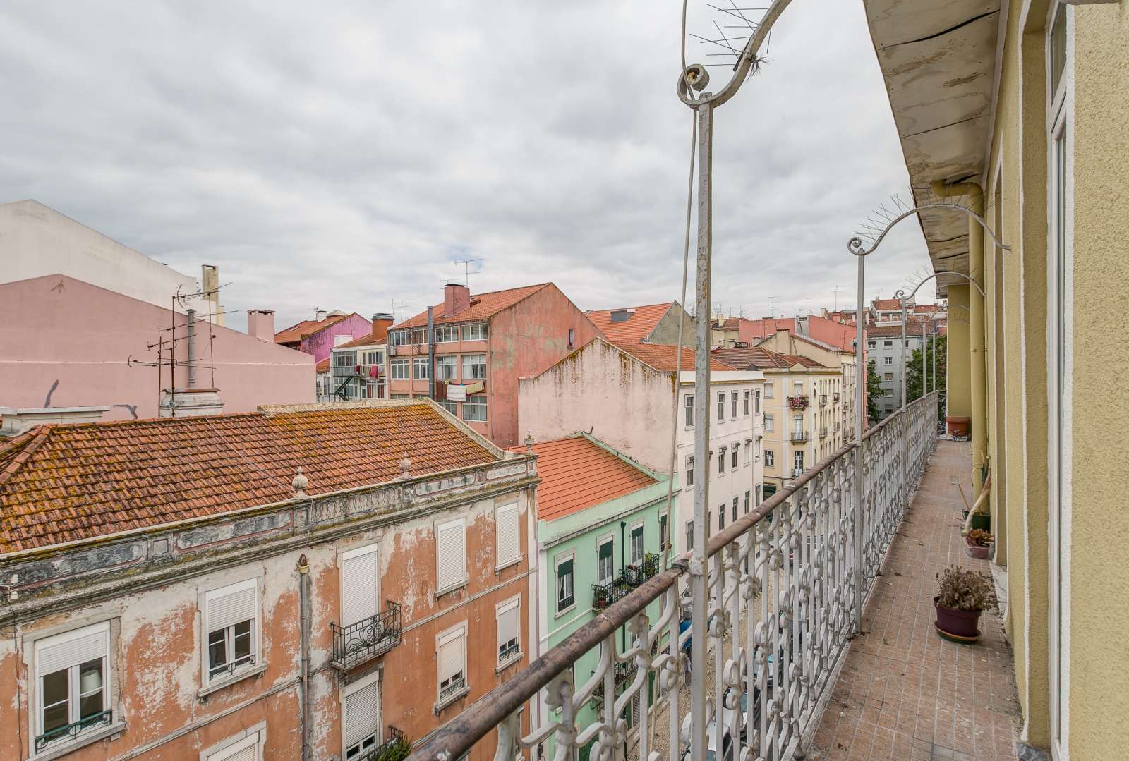 Double Bed in Rooms for rent in 6-bedroom apartment in Penha de França