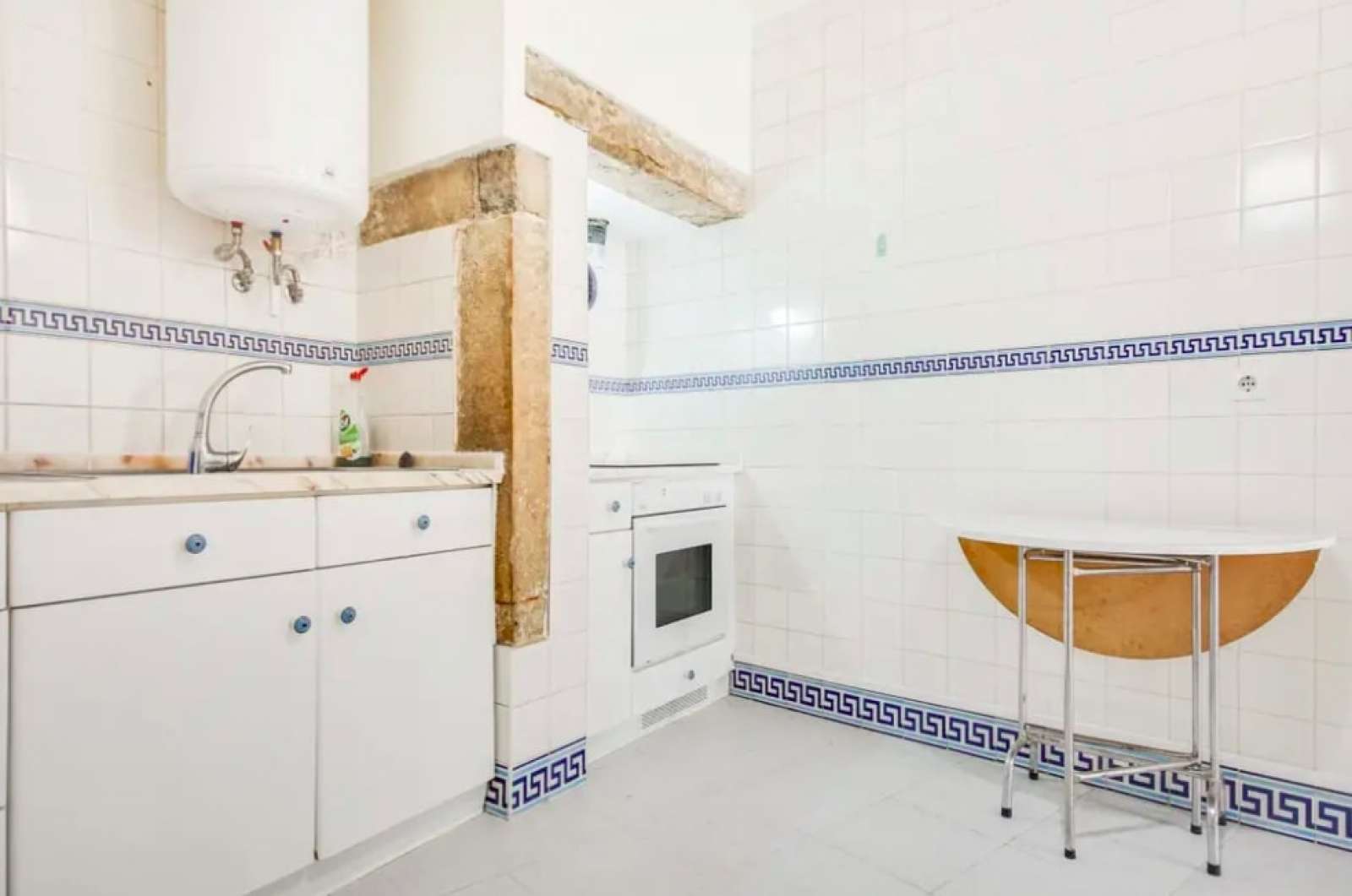 Colorful 2-bedroom apartment for rent near Teatro Taborda in Mouraria