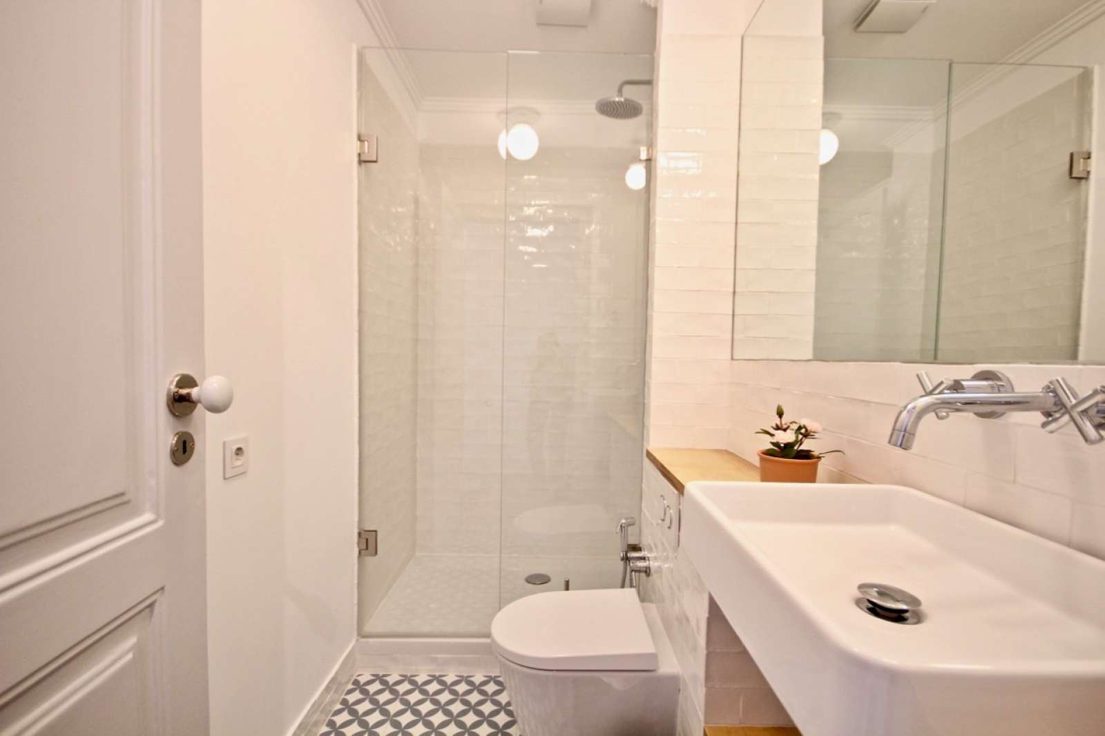 Excellent 2-bedroom apartment for rent near Hangar Art Gallery in Graça