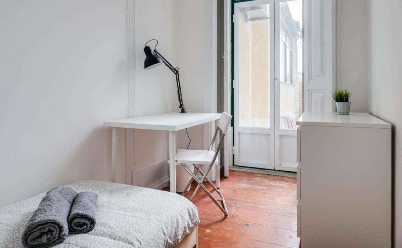 Large suny bedroom in Central Lisbon (1Km IST)