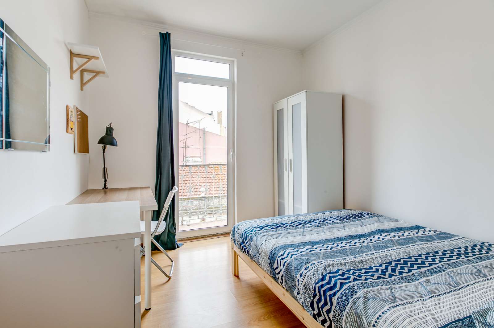 Double bed in Rooms for rent in 8-bedroom apartment near universities in Misericórdia