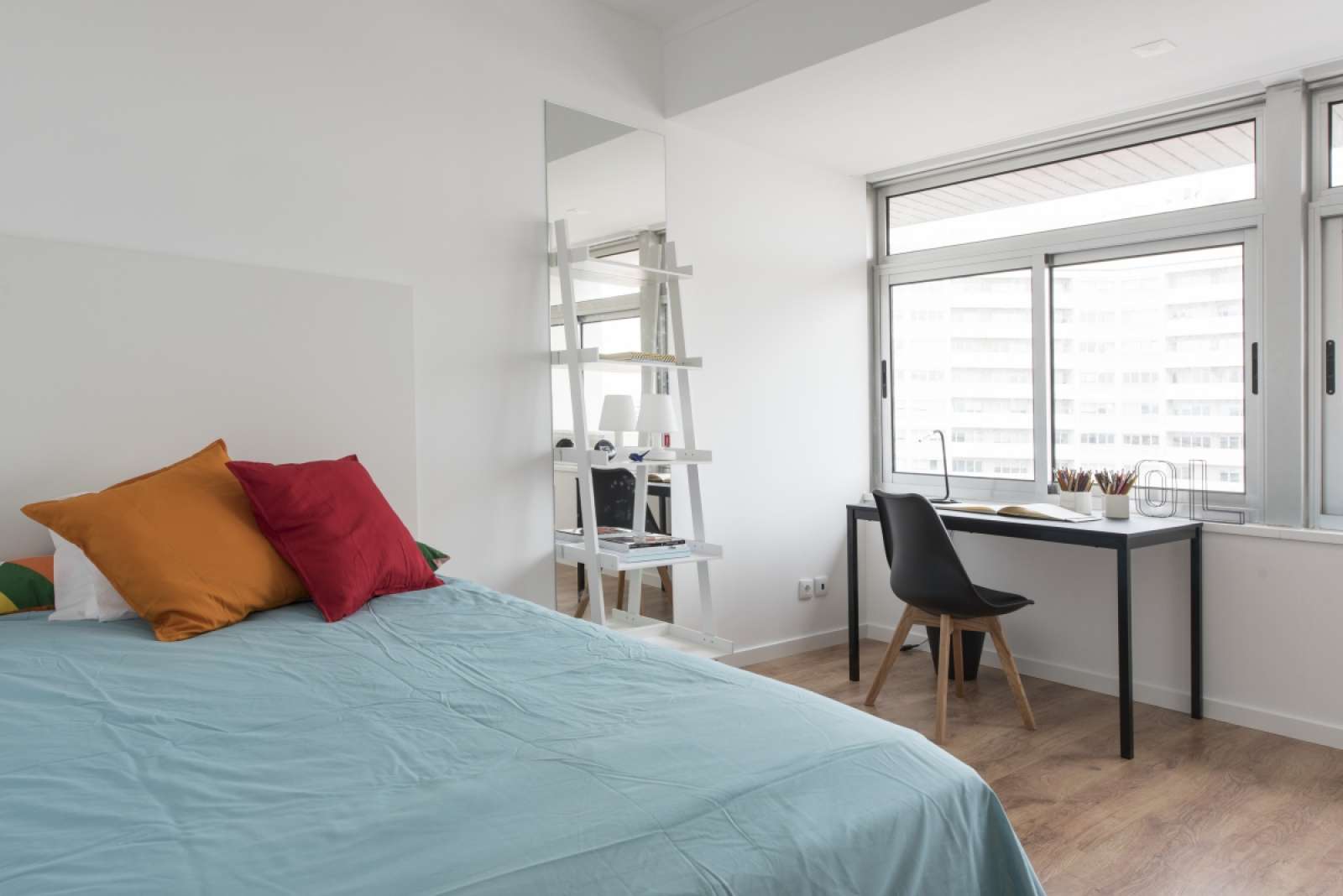 Double bed in Rooms for rent in 4-bedroom apartment near Auditorium Santa Joana Princesa in Alvalade