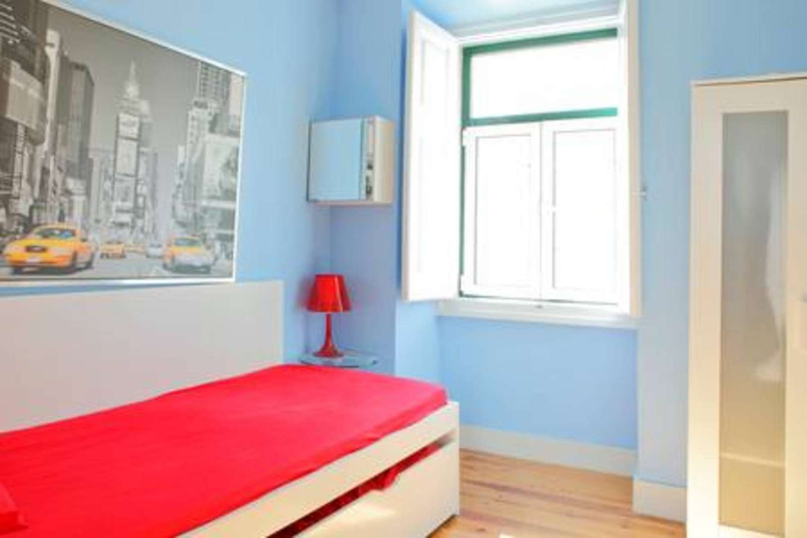 Double bed in Rooms for rent in sunny 5-bedroom apartment with AC in authentic Arroios