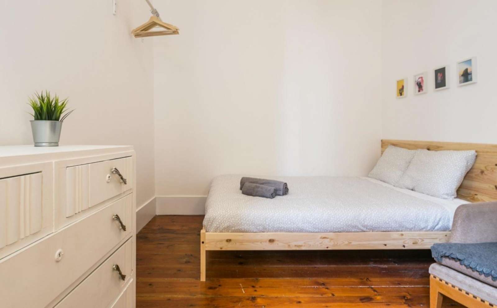 Double bed in Rooms for rent in 8-bedroom apartment near universities in Misericórdia