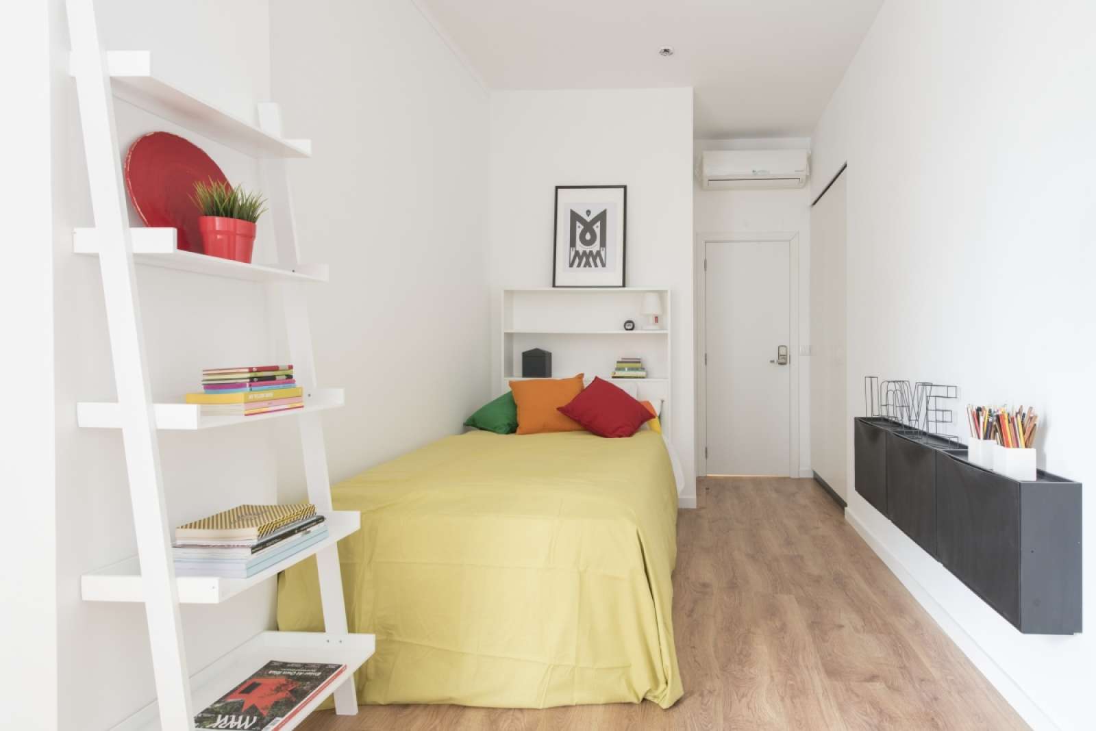 Double bed in Rooms for rent in 3-bedroom apartment near Museum of Lisbon at Pimenta Palace in Alvalade