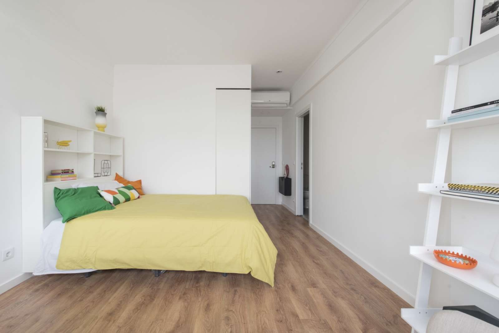 Double bed in Rooms for rent in 5-bedroom apartment near National Library of Portugal in Alvalade