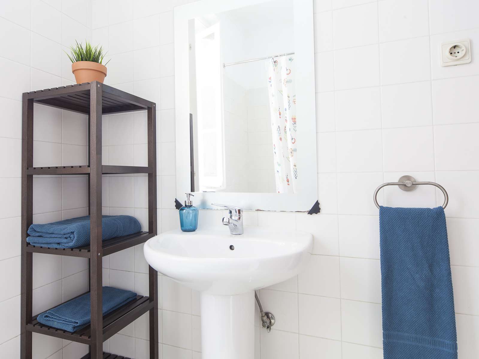 Double bed in Rooms for rent in 7-bedroom apartment in Arroios