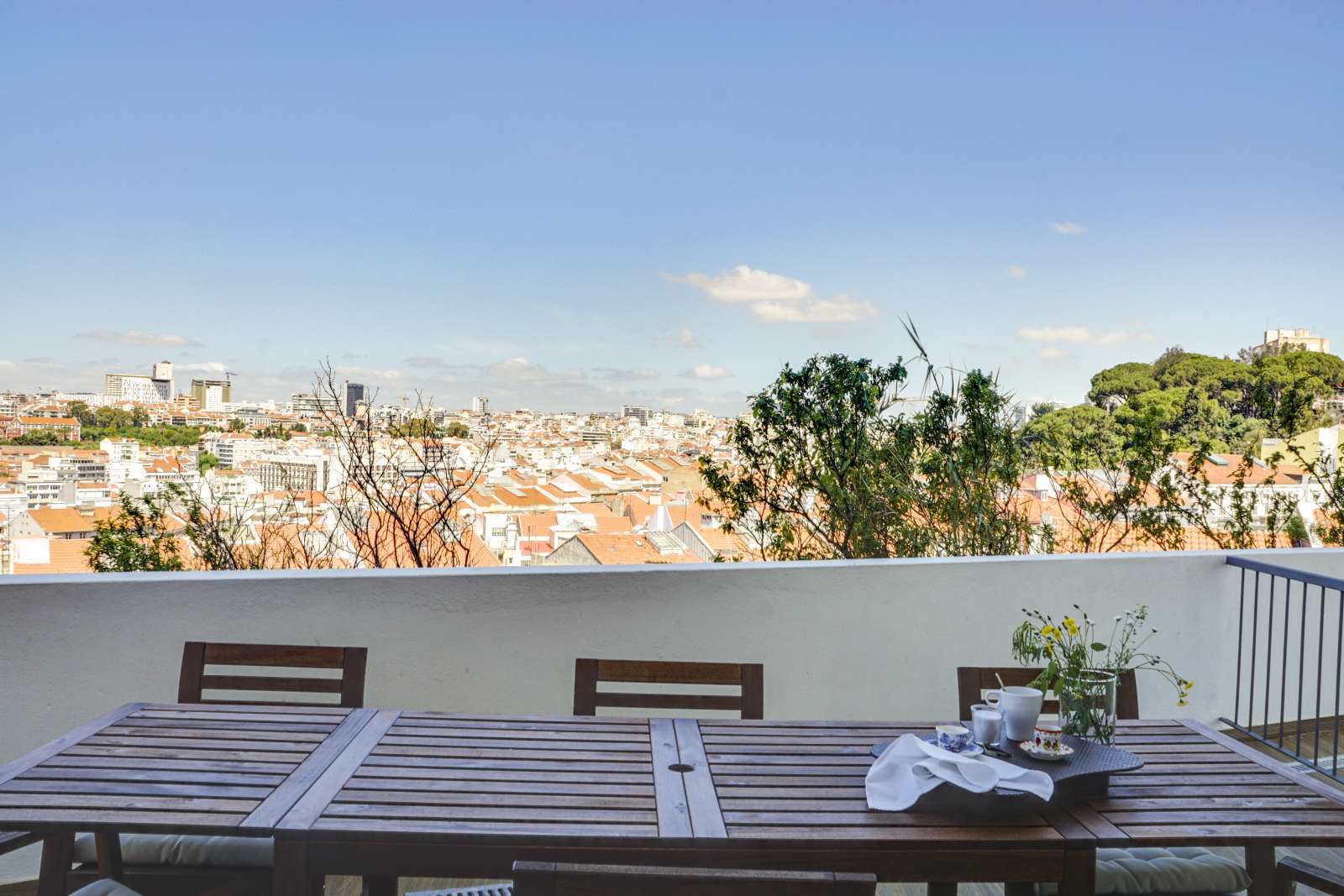 Chic 3-bedroom apartment for rent close to Feira da Ladra in Penha de França