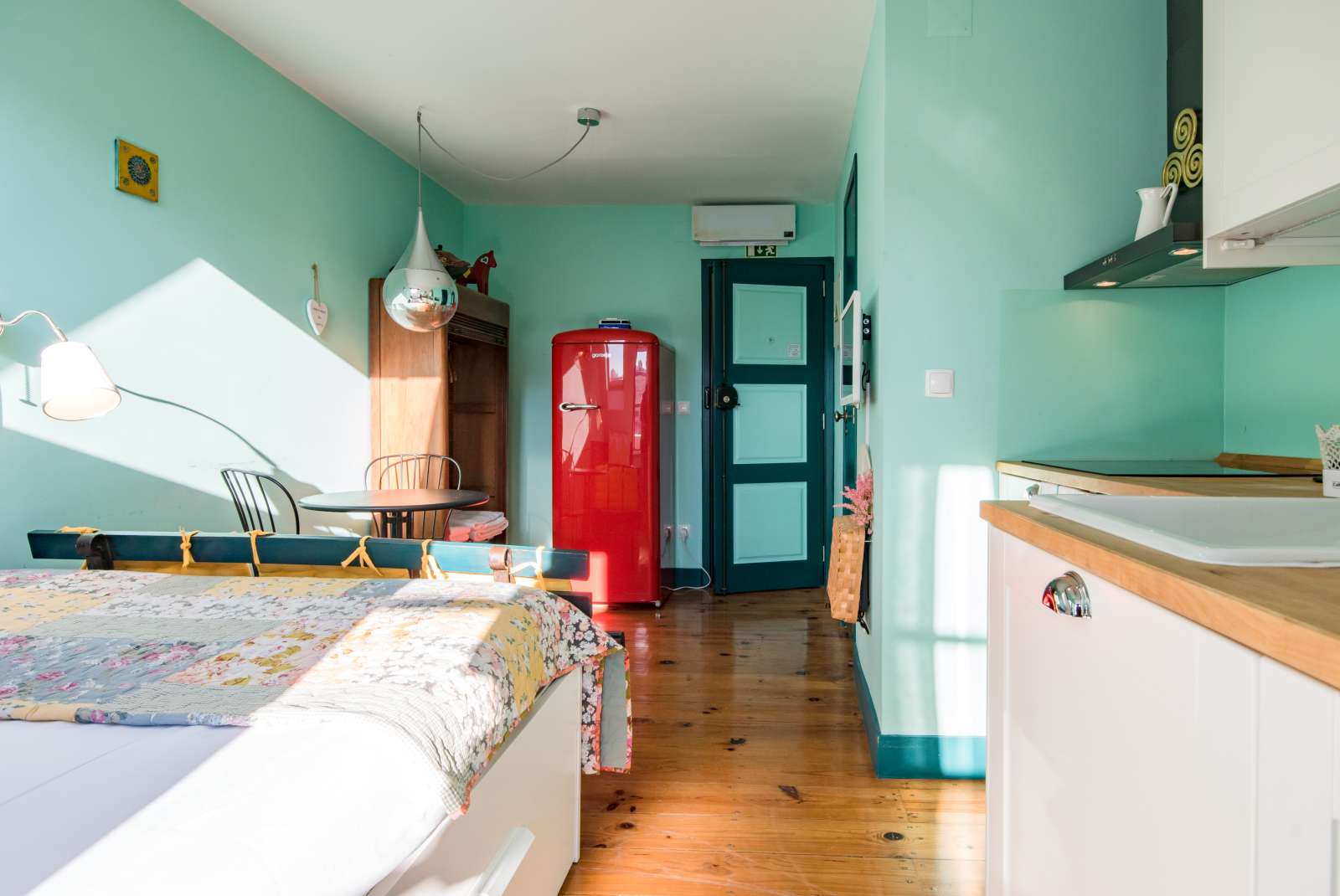 Impressive studio apartment for rent close to Figueira Square in Arroios