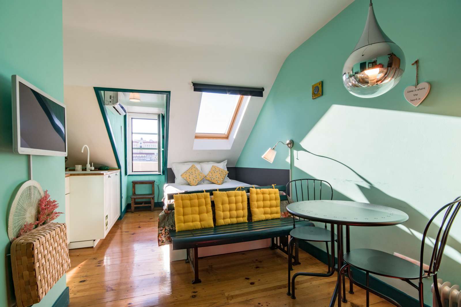 Impressive studio apartment for rent close to Figueira Square in Arroios