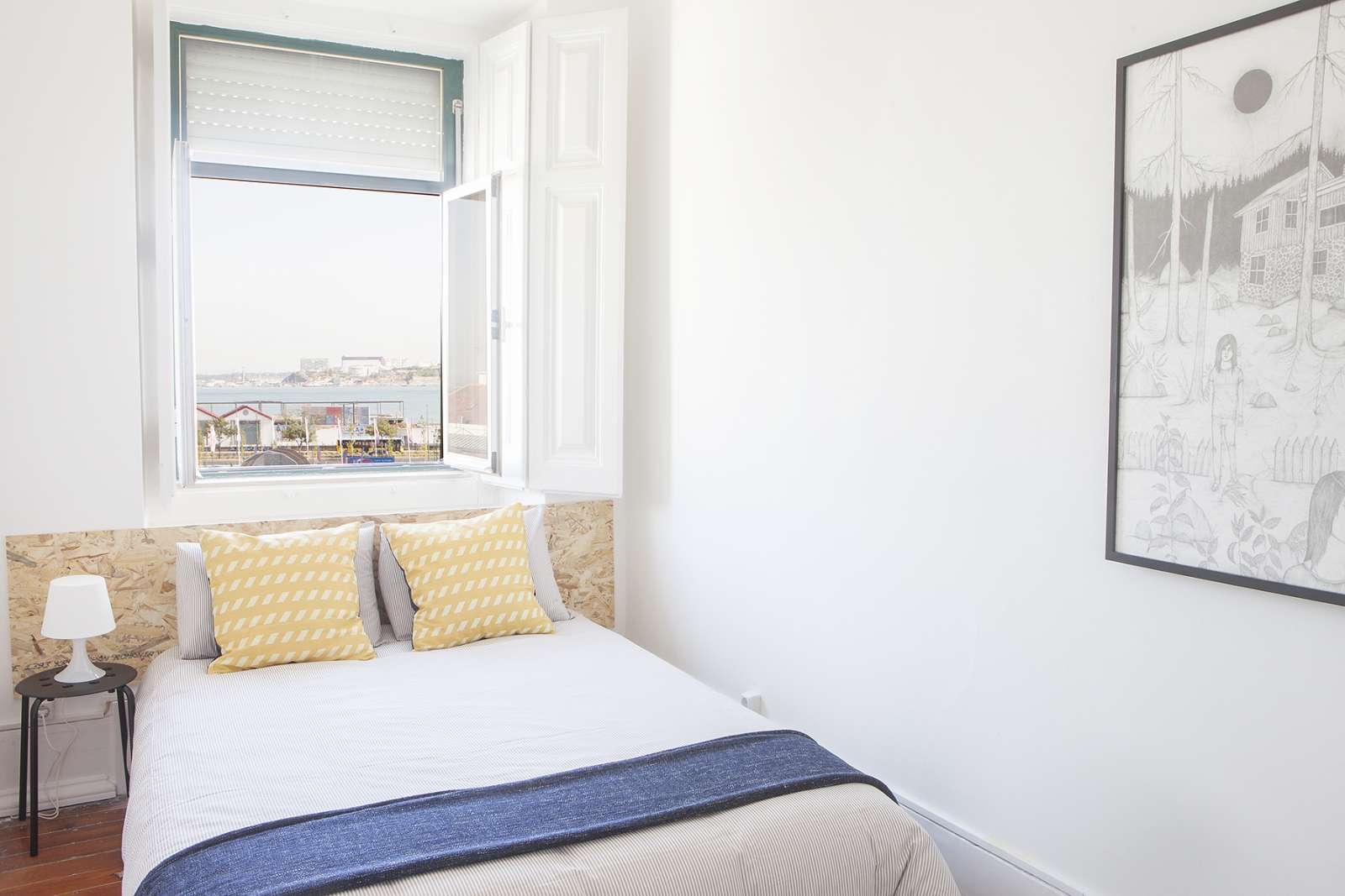 Double bed in Nice rooms for rent in 7-bedroom apartment near Nuno Álvares Garden