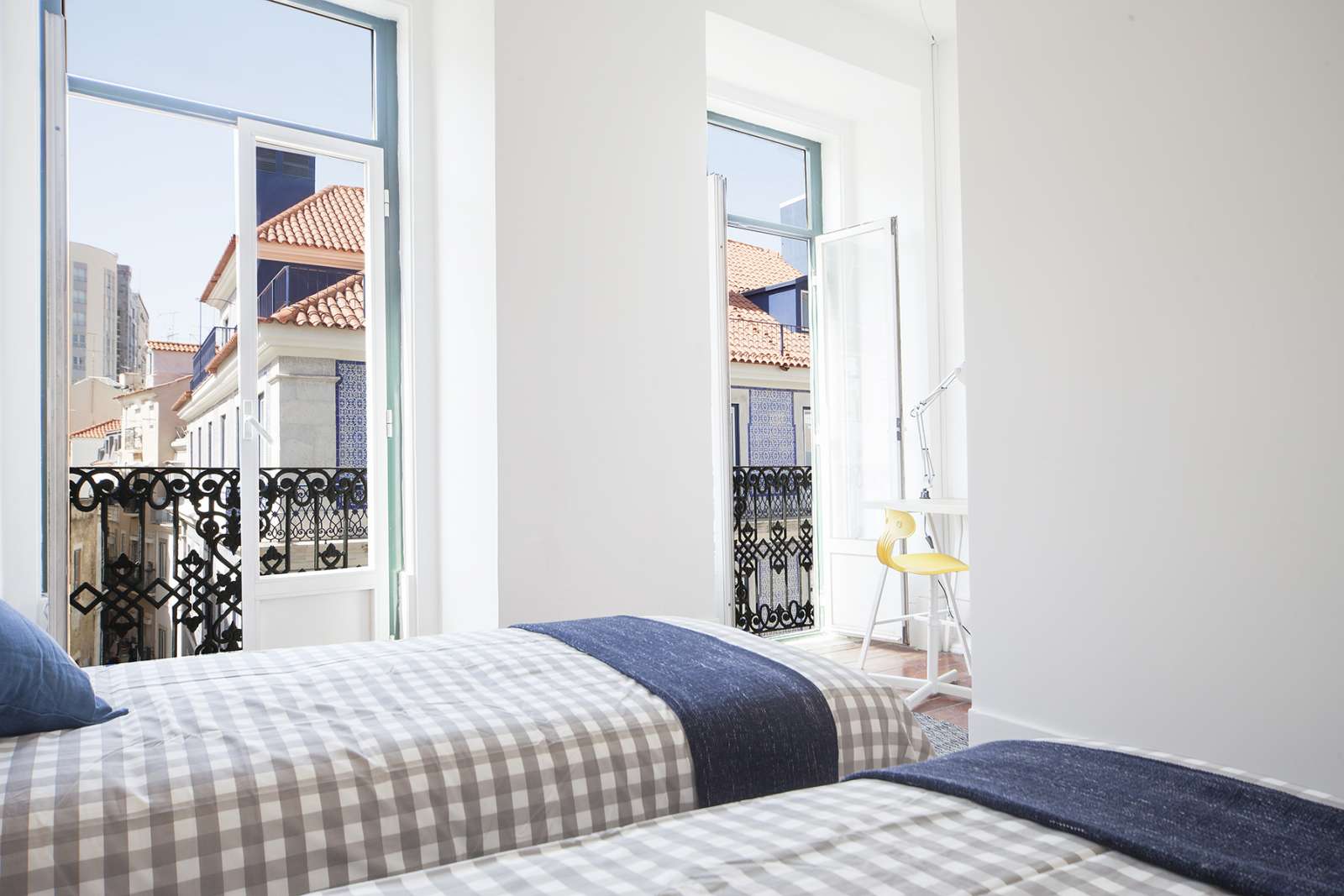 Twin Beds in Nice rooms for rent in 7-bedroom apartment near Nuno Álvares Garden