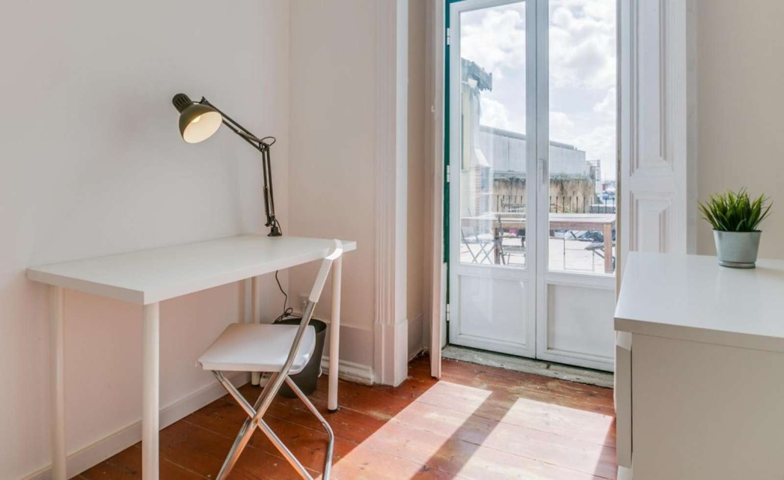 Double bed in Rooms for rent in 8-bedroom apartment near universities in Misericórdia