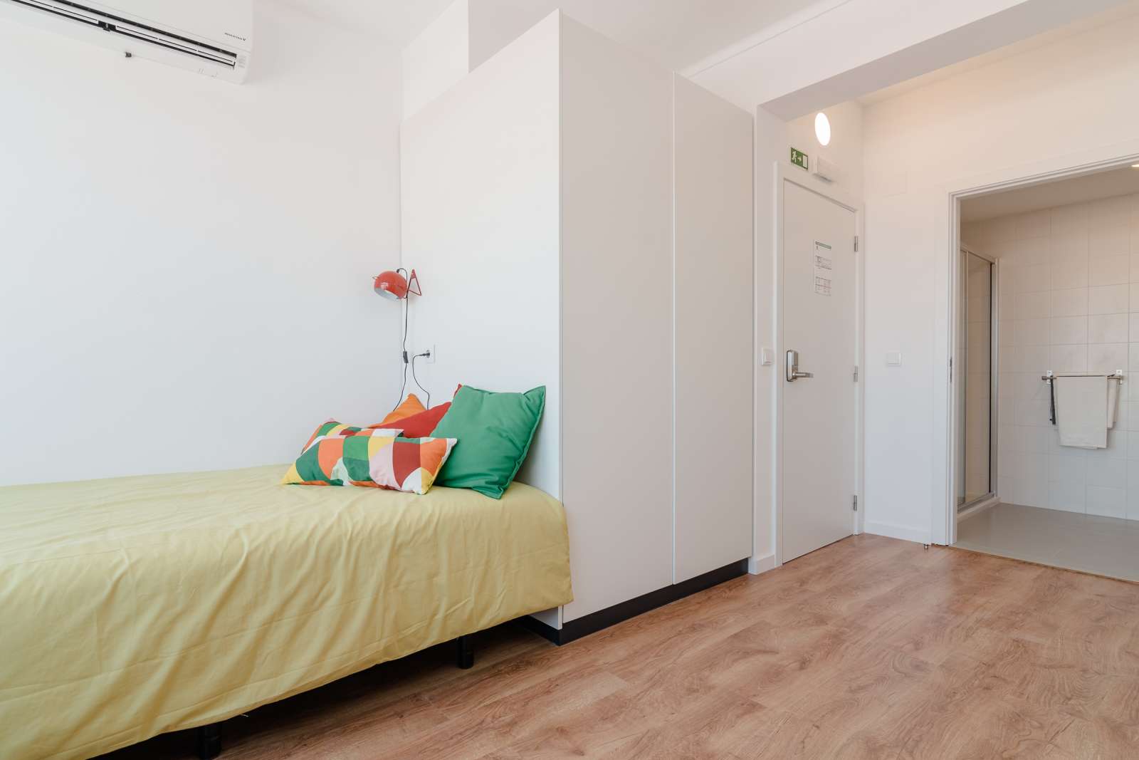 Double bed in Rooms for rent in student residence near ISCTE Lisbon University Institute in Alvalade