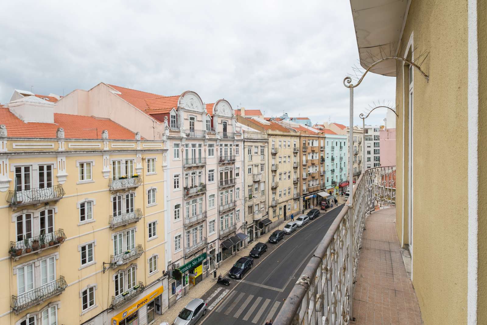 Double bed in Rooms for rent in 8-bedroom apartment near universities in Misericórdia