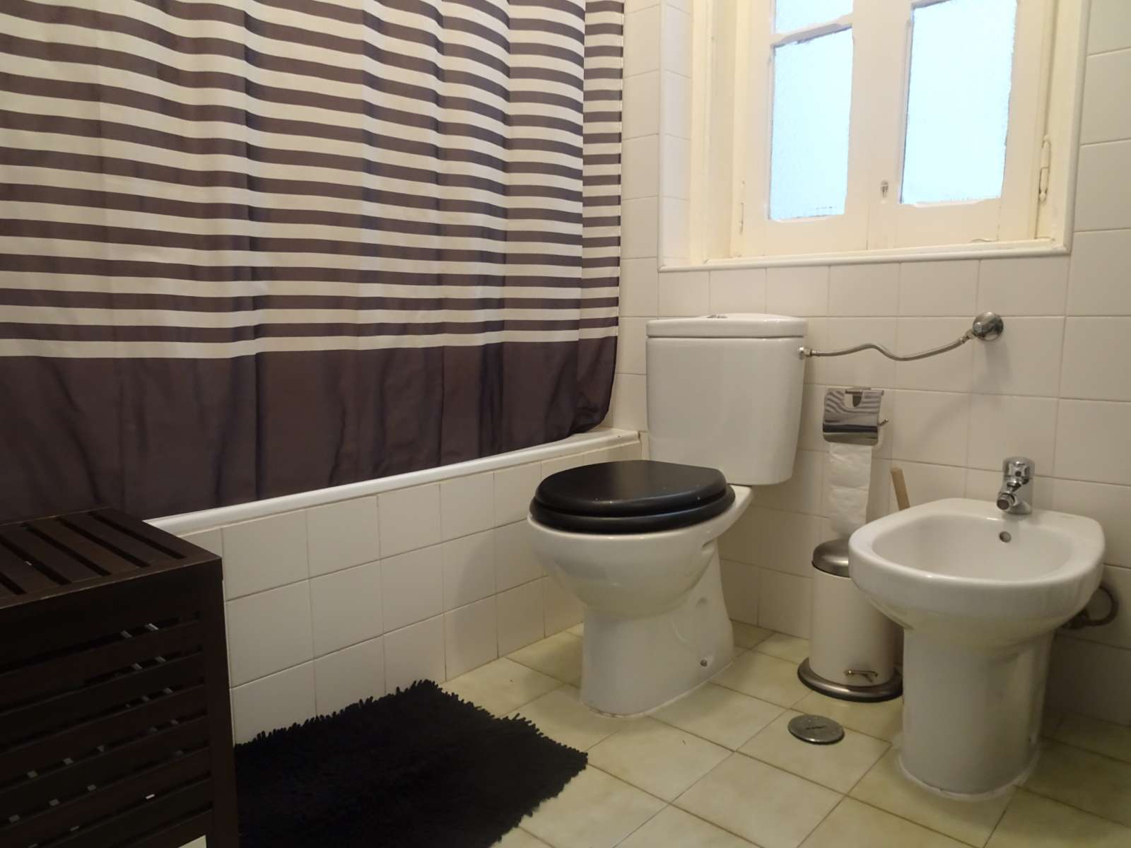 Double bed in Rooms for rent in 7-bedroom apartment in Arroios