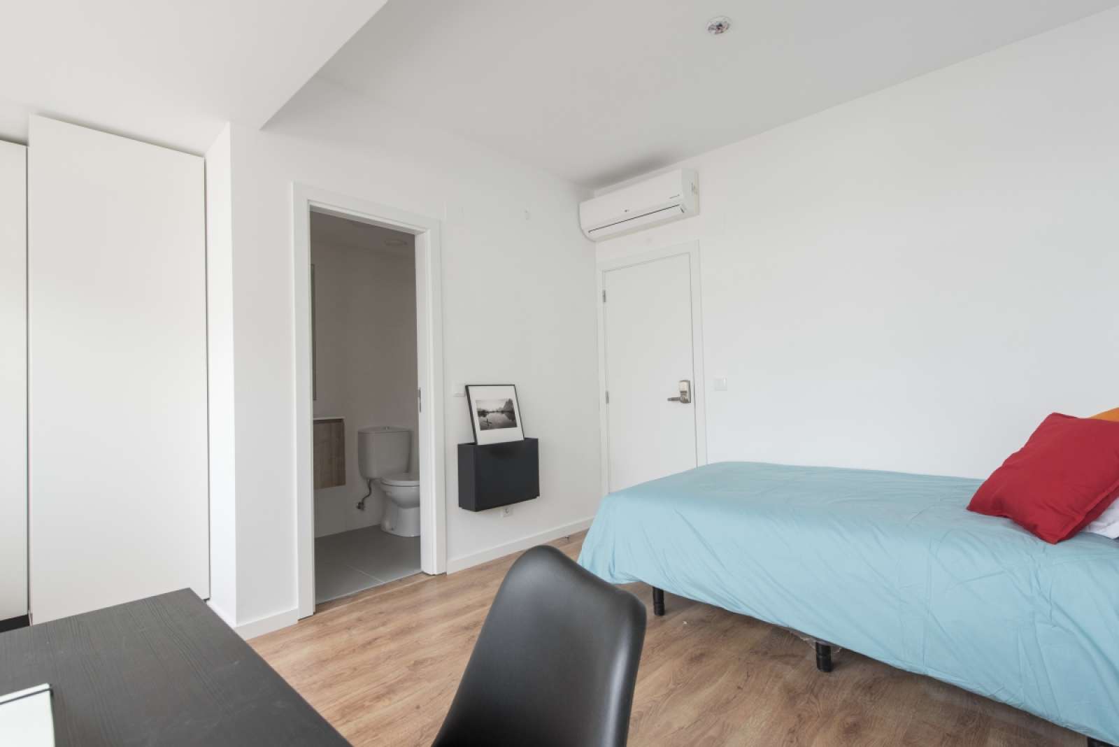 Double bed in Rooms for rent in 4-bedroom apartment near Auditorium Santa Joana Princesa in Alvalade